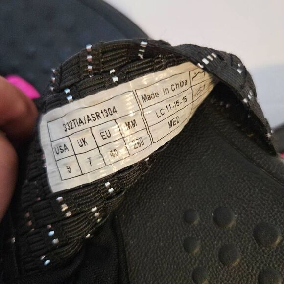 Vionic womens sandals, black size 9. - Picture 4 of 5